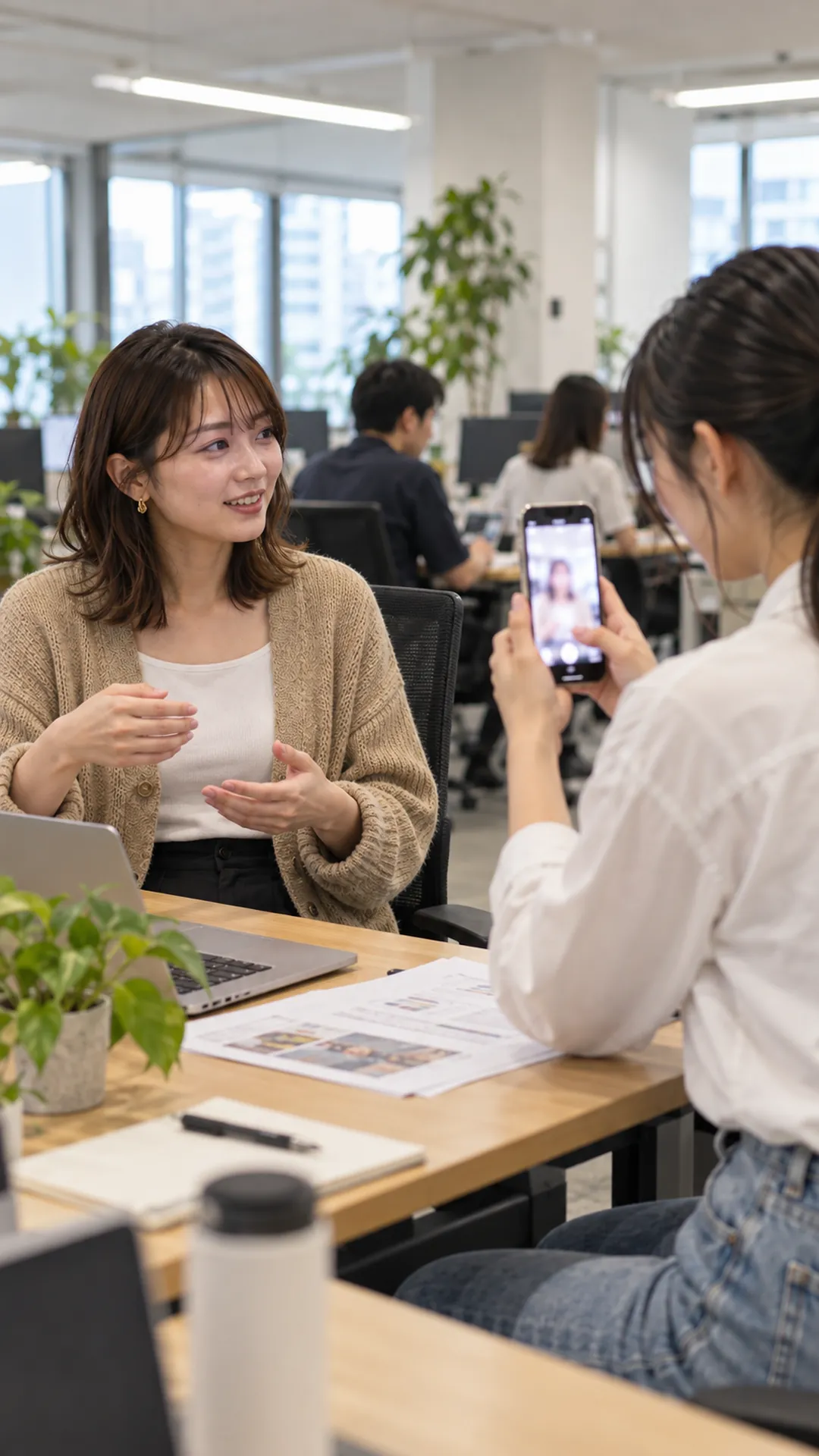 仕事の様子を撮影するタレント(撮影イメージ)