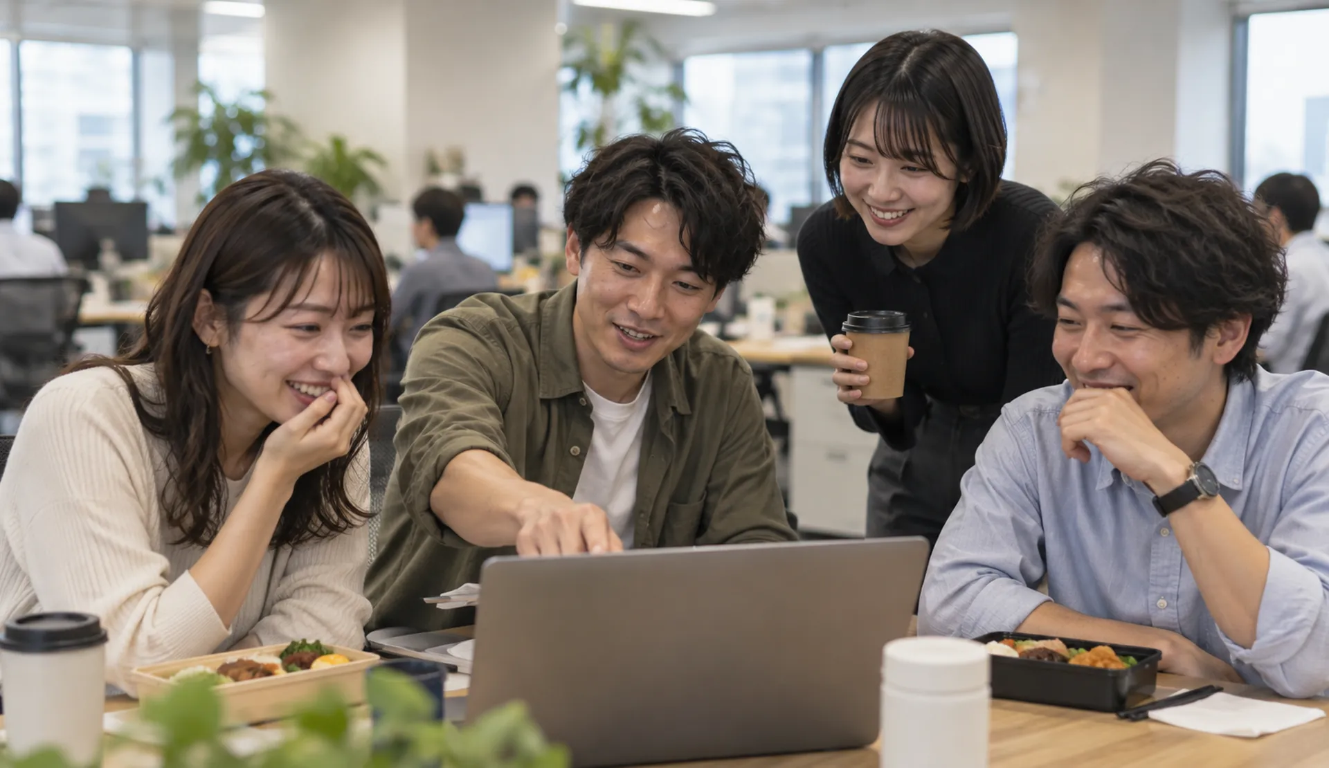 動画を見ながら話す社員(撮影イメージ)